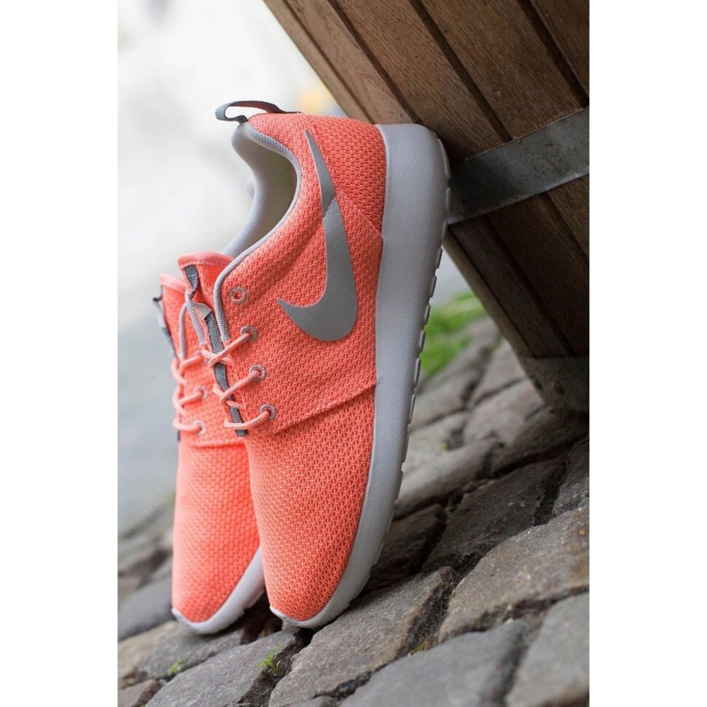 Rare Nike Atomic Pink Roshe Run Shoes